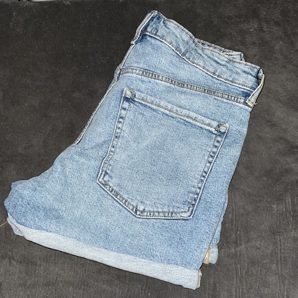 Size 12 Old Navy O.G. Straight cuffed shorts - Picture 2 of 2